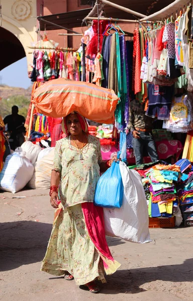 Jodhpur Rajasthan India 2023 Människor Sardarmarknaden Äldsta Gatumarknaderna Mitt Staden — Stockfoto