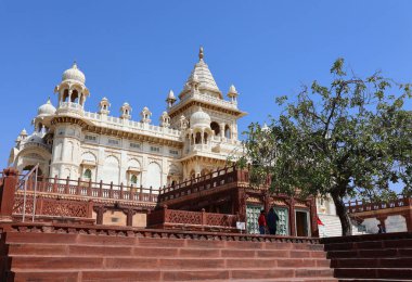 JODHPUR INDIA - 02 13 2023: Jaswant Thada, Jodhpur 'da yer alan bir mezarlıktır. Maharaja Sardar Singh tarafından 1899 'da babası Maharaja Jaswant Singh' in anısına inşa edildi.