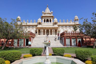 JODHPUR INDIA - 02 13 2023: Jaswant Thada, Jodhpur 'da yer alan bir mezarlıktır. Maharaja Sardar Singh tarafından 1899 'da babası Maharaja Jaswant Singh' in anısına inşa edildi.