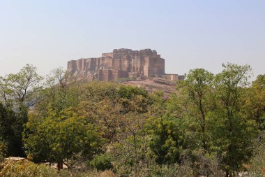 JODHPUR INDIA - 02 13 2023: Mehrangarh Kalesi Jodhpur, Rajasthan, Hindistan. Tesis, çevreleyen ovanın 122 metre yukarısındaki bir tepede yer alıyor.