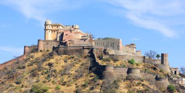 KUKMBHALGARH RAJASTHAN INDIA - 02 23 2023: Kumbhal kalesi veya Büyük Hindistan Seddi, Rajsamand şehrinin 48 km batısındaki Aravalli Tepeleri 'nin batısında bulunan bir Mewar kalesidir.