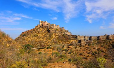 KUKMBHALGARH RAJASTHAN INDIA - 02 23 2023: Kumbhal kalesi veya Büyük Hindistan Seddi, Rajsamand şehrinin 48 km batısındaki Aravalli Tepeleri 'nin batısında bulunan bir Mewar kalesidir.