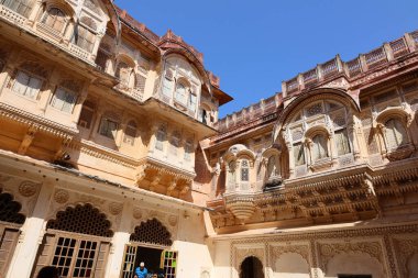 JODHPUR RAJASTHAN INDIA - 02 13 2023: Mehrangarh kalesi mavi şehir Jodhpur 'un uzak görüşlü. Jodhpur, aşağıdaki büyük kaleye giren yedi kapıdan biri.