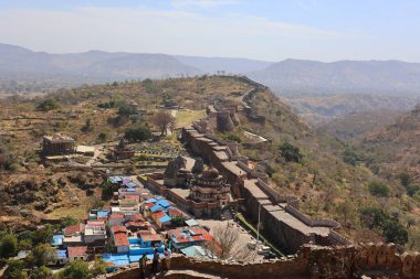 KUKMBHALGARH RAJASTHAN INDIA - 02 23 2023: Kumbhal kalesi veya Büyük Hindistan Seddi, Rajsamand şehrinin 48 km batısındaki Aravalli Tepeleri 'nin batısında bulunan bir Mewar kalesidir.