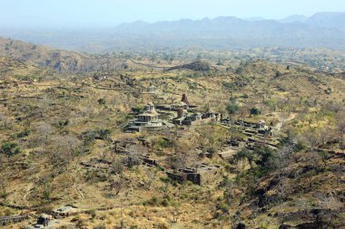 KUKMBHALGARH RAJASTHAN INDIA - 02 23 2023: Kumbhal kalesi veya Büyük Hindistan Seddi, Rajsamand şehrinin 48 km batısındaki Aravalli Tepeleri 'nin batısında bulunan bir Mewar kalesidir.