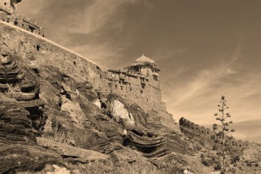 KUKMBHALGARH RAJASTHAN INDIA - 02 23 2023: Kumbhal kalesi veya Büyük Hindistan Seddi, Rajsamand şehrinin 48 km batısındaki Aravalli Tepeleri 'nin batısında bulunan bir Mewar kalesidir.