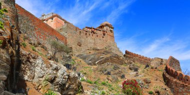 KUKMBHALGARH RAJASTHAN INDIA - 02 23 2023: Kumbhal kalesi veya Büyük Hindistan Seddi, Rajsamand şehrinin 48 km batısındaki Aravalli Tepeleri 'nin batısında bulunan bir Mewar kalesidir.