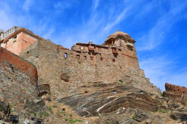 KUKMBHALGARH RAJASTHAN INDIA - 02 23 2023: Kumbhal kalesi veya Büyük Hindistan Seddi, Rajsamand şehrinin 48 km batısındaki Aravalli Tepeleri 'nin batısında bulunan bir Mewar kalesidir.