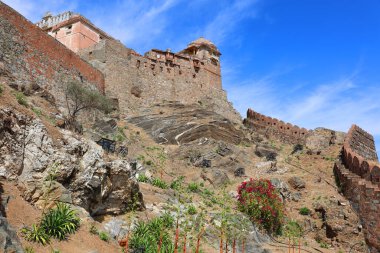 KUKMBHALGARH RAJASTHAN INDIA - 02 23 2023: Kumbhal kalesi veya Büyük Hindistan Seddi, Rajsamand şehrinin 48 km batısındaki Aravalli Tepeleri 'nin batısında bulunan bir Mewar kalesidir.