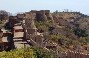 KUKMBHALGARH RAJASTHAN INDIA - 02 23 2023: Kumbhal kalesi veya Büyük Hindistan Seddi, Rajsamand şehrinin 48 km batısındaki Aravalli Tepeleri 'nin batısında bulunan bir Mewar kalesidir.