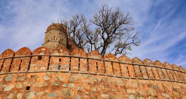 KUKMBHALGARH RAJASTHAN INDIA - 02 23 2023: Kumbhal kalesi veya Büyük Hindistan Seddi, Rajsamand şehrinin 48 km batısındaki Aravalli Tepeleri 'nin batısında bulunan bir Mewar kalesidir.