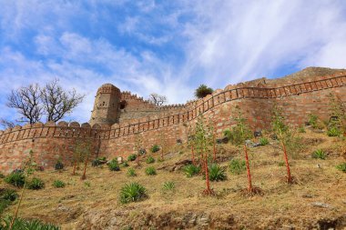 KUKMBHALGARH RAJASTHAN INDIA - 02 23 2023: Kumbhal kalesi veya Büyük Hindistan Seddi, Rajsamand şehrinin 48 km batısındaki Aravalli Tepeleri 'nin batısında bulunan bir Mewar kalesidir.