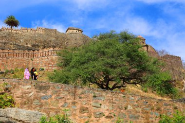 KUKMBHALGARH RAJASTHAN INDIA - 02 23 2023: Kumbhal kalesi veya Büyük Hindistan Seddi, Rajsamand şehrinin 48 km batısındaki Aravalli Tepeleri 'nin batısında bulunan bir Mewar kalesidir.