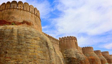 KUKMBHALGARH RAJASTHAN INDIA - 02 23 2023: Kumbhal kalesi veya Büyük Hindistan Seddi, Rajsamand şehrinin 48 km batısındaki Aravalli Tepeleri 'nin batısında bulunan bir Mewar kalesidir.