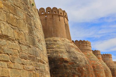 KUKMBHALGARH RAJASTHAN INDIA - 02 23 2023: Kumbhal kalesi veya Büyük Hindistan Seddi, Rajsamand şehrinin 48 km batısındaki Aravalli Tepeleri 'nin batısında bulunan bir Mewar kalesidir.