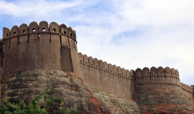 KUKMBHALGARH RAJASTHAN INDIA - 02 23 2023: Kumbhal kalesi veya Büyük Hindistan Seddi, Rajsamand şehrinin 48 km batısındaki Aravalli Tepeleri 'nin batısında bulunan bir Mewar kalesidir.