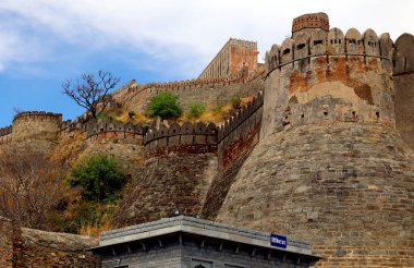 KUKMBHALGARH RAJASTHAN INDIA - 02 23 2023: Kumbhal kalesi veya Büyük Hindistan Seddi, Rajsamand şehrinin 48 km batısındaki Aravalli Tepeleri 'nin batısında bulunan bir Mewar kalesidir.