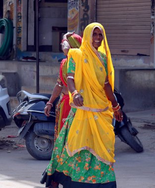 KUKMBHALGARH RAJASTHAN Hindistan - 02 23 2023: Kumbhal kalesini ziyaret eden genç kadınlar. Hindistan 'ın büyük nüfusunun arkasındaki en büyük faktör ülkenin neredeyse yarısı kadar genç Hintli.