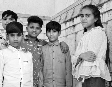 KUKMBHALGARH RAJASTHAN Hindistan - 02 23 2023: Kumbhal kalesini ziyaret eden genç gençler. Hindistan 'ın büyük nüfusunun arkasındaki en büyük faktör ülkenin neredeyse yarısı kadar genç Hintli.