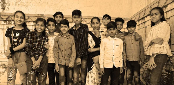 クムバハル ラージャスターン インディア 2023年 クムバハル砦を訪れる若い10代の若者 インドの大規模な人口の最大の要因は その若い人々です6億5000万人のインド人はほぼ半分の国 — ストック写真