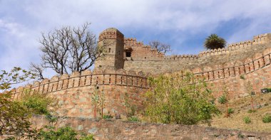 KUKMBHALGARH RAJASTHAN INDIA - 02 23 2023: Kumbhal kalesi veya Büyük Hindistan Seddi, Rajsamand şehrinin 48 km batısındaki Aravalli Tepeleri 'nin batısında bulunan bir Mewar kalesidir.