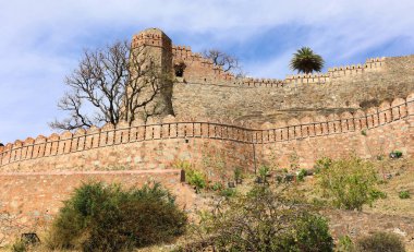 KUKMBHALGARH RAJASTHAN INDIA - 02 23 2023: Kumbhal kalesi veya Büyük Hindistan Seddi, Rajsamand şehrinin 48 km batısındaki Aravalli Tepeleri 'nin batısında bulunan bir Mewar kalesidir.
