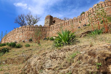 KUKMBHALGARH RAJASTHAN INDIA - 02 23 2023: Kumbhal kalesi veya Büyük Hindistan Seddi, Rajsamand şehrinin 48 km batısındaki Aravalli Tepeleri 'nin batısında bulunan bir Mewar kalesidir.
