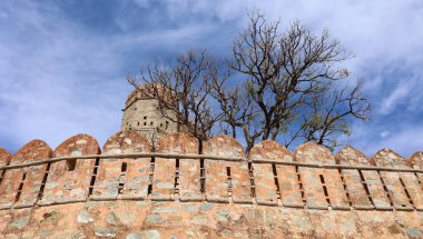 KUKMBHALGARH RAJASTHAN INDIA - 02 23 2023: Kumbhal kalesi veya Büyük Hindistan Seddi, Rajsamand şehrinin 48 km batısındaki Aravalli Tepeleri 'nin batısında bulunan bir Mewar kalesidir.