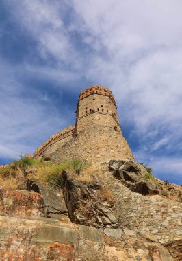 KUKMBHALGARH RAJASTHAN INDIA - 02 23 2023: Kumbhal kalesi veya Büyük Hindistan Seddi, Rajsamand şehrinin 48 km batısındaki Aravalli Tepeleri 'nin batısında bulunan bir Mewar kalesidir.