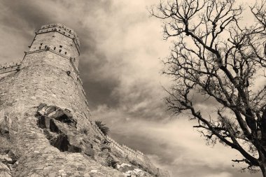 KUKMBHALGARH RAJASTHAN INDIA - 02 23 2023: Kumbhal kalesi veya Büyük Hindistan Seddi, Rajsamand şehrinin 48 km batısındaki Aravalli Tepeleri 'nin batısında bulunan bir Mewar kalesidir.