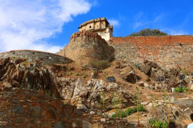 KUKMBHALGARH RAJASTHAN INDIA - 02 23 2023: Kumbhal kalesi veya Büyük Hindistan Seddi, Rajsamand şehrinin 48 km batısındaki Aravalli Tepeleri 'nin batısında bulunan bir Mewar kalesidir.