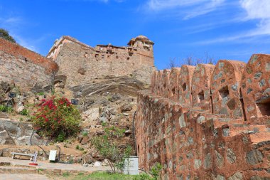 KUKMBHALGARH RAJASTHAN INDIA - 02 23 2023: Kumbhal kalesi veya Büyük Hindistan Seddi, Rajsamand şehrinin 48 km batısındaki Aravalli Tepeleri 'nin batısında bulunan bir Mewar kalesidir.