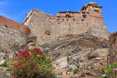 KUKMBHALGARH RAJASTHAN INDIA - 02 23 2023: Kumbhal kalesi veya Büyük Hindistan Seddi, Rajsamand şehrinin 48 km batısındaki Aravalli Tepeleri 'nin batısında bulunan bir Mewar kalesidir.