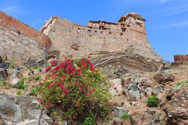 KUKMBHALGARH RAJASTHAN INDIA - 02 23 2023: Kumbhal kalesi veya Büyük Hindistan Seddi, Rajsamand şehrinin 48 km batısındaki Aravalli Tepeleri 'nin batısında bulunan bir Mewar kalesidir.