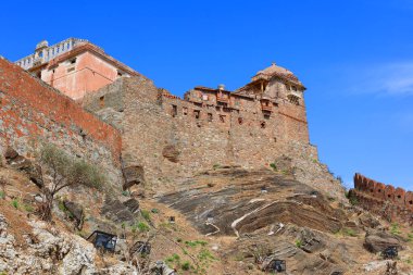 KUKMBHALGARH RAJASTHAN INDIA - 02 23 2023: Kumbhal kalesi veya Büyük Hindistan Seddi, Rajsamand şehrinin 48 km batısındaki Aravalli Tepeleri 'nin batısında bulunan bir Mewar kalesidir.