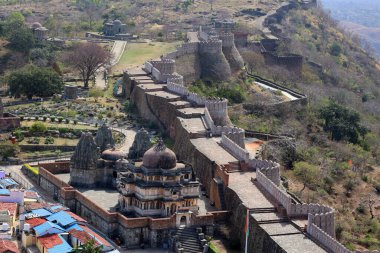 KUKMBHALGARH RAJASTHAN INDIA - 02 23 2023: Kumbhal kalesi veya Büyük Hindistan Seddi, Rajsamand şehrinin 48 km batısındaki Aravalli Tepeleri 'nin batısında bulunan bir Mewar kalesidir.