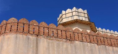 KUKMBHALGARH RAJASTHAN INDIA - 02 23 2023: Kumbhal kalesi veya Büyük Hindistan Seddi, Rajsamand şehrinin 48 km batısındaki Aravalli Tepeleri 'nin batısında bulunan bir Mewar kalesidir.