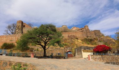 KUKMBHALGARH RAJASTHAN INDIA - 02 23 2023: Kumbhal kalesi veya Büyük Hindistan Seddi, Rajsamand şehrinin 48 km batısındaki Aravalli Tepeleri 'nin batısında bulunan bir Mewar kalesidir.