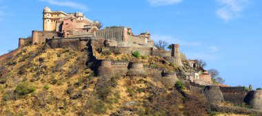 KUKMBHALGARH RAJASTHAN INDIA - 02 23 2023: Kumbhal kalesi veya Büyük Hindistan Seddi, Rajsamand şehrinin 48 km batısındaki Aravalli Tepeleri 'nin batısında bulunan bir Mewar kalesidir.