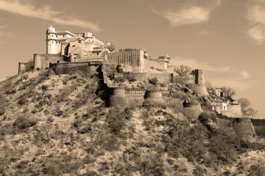 KUKMBHALGARH RAJASTHAN INDIA - 02 23 2023: Kumbhal kalesi veya Büyük Hindistan Seddi, Rajsamand şehrinin 48 km batısındaki Aravalli Tepeleri 'nin batısında bulunan bir Mewar kalesidir.