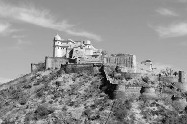KUKMBHALGARH RAJASTHAN INDIA - 02 23 2023: Kumbhal kalesi veya Büyük Hindistan Seddi, Rajsamand şehrinin 48 km batısındaki Aravalli Tepeleri 'nin batısında bulunan bir Mewar kalesidir.