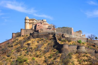 KUKMBHALGARH RAJASTHAN INDIA - 02 23 2023: Kumbhal kalesi veya Büyük Hindistan Seddi, Rajsamand şehrinin 48 km batısındaki Aravalli Tepeleri 'nin batısında bulunan bir Mewar kalesidir.