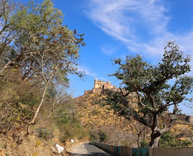 KUKMBHALGARH RAJASTHAN INDIA - 02 23 2023: Kumbhal kalesi veya Büyük Hindistan Seddi, Rajsamand şehrinin 48 km batısındaki Aravalli Tepeleri 'nin batısında bulunan bir Mewar kalesidir.