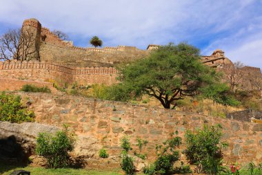 KUKMBHALGARH RAJASTHAN INDIA - 02 23 2023: Kumbhal kalesi veya Büyük Hindistan Seddi, Rajsamand şehrinin 48 km batısındaki Aravalli Tepeleri 'nin batısında bulunan bir Mewar kalesidir.