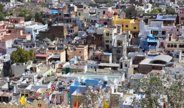 UDAIPUR RAJASTHAN INDIA - 02 20 2023: Udaipur hava panoramik görüntüsü Hindistan 'ın Rajasthan eyaletindeki Udaipur Şehir Sarayı' ndan