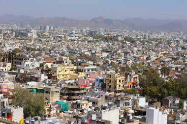 UDAIPUR RAJASTHAN INDIA - 02 20 2023: Udaipur hava panoramik görüntüsü Hindistan 'ın Rajasthan eyaletindeki Udaipur Şehir Sarayı' ndan