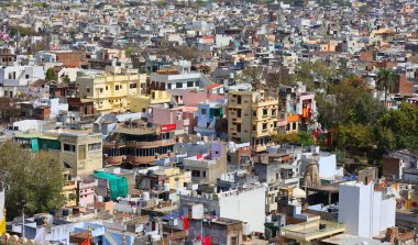 UDAIPUR RAJASTHAN INDIA - 02 20 2023: Udaipur hava panoramik görüntüsü Hindistan 'ın Rajasthan eyaletindeki Udaipur Şehir Sarayı' ndan