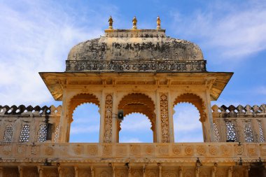 UDAIPUR RAJASTHAN INDIA - 02 20 2023: Şehir Sarayı, Udaipur 'da Hindistan' ın Rajasthan eyaletinde yer alan bir saray kompleksi. Yaklaşık 400 yıllık bir zaman diliminde inşa edildi.