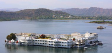 UDAIPUR RAJASTHAN INDIA - 02 20 2023: Lake Palace (resmi adıyla Jag Niwa), Mewar kraliyet hanedanının eski bir yazlık sarayı..