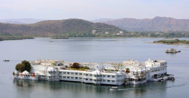 UDAIPUR RAJASTHAN INDIA - 02 20 2023: Lake Palace (resmi adıyla Jag Niwa), Mewar kraliyet hanedanının eski bir yazlık sarayı..